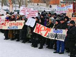 Митинг врачей в Верхнем Уфалее глушили музыкой Митинг врачей в Верхнем Уфалее глушили музыкой