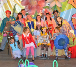 Театральный коллектив «Наши дети» на сцене театра «Наш дом». 